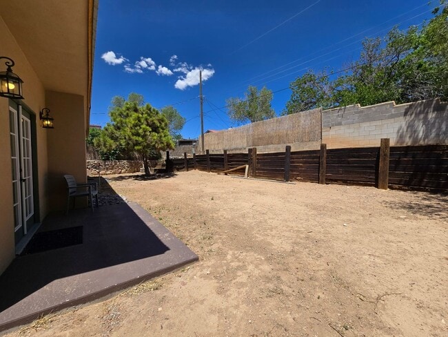 Building Photo - 993 Calle Katarina