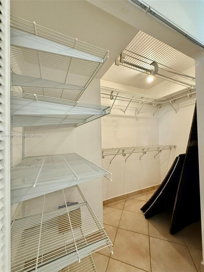 Building Photo - 555 NE 30th St