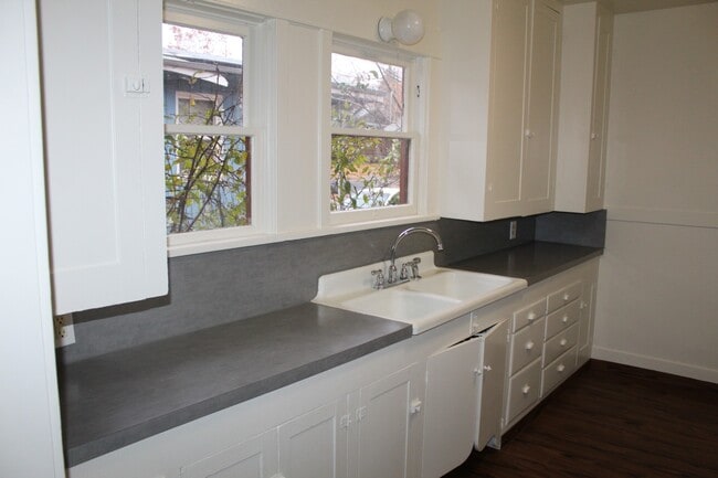 Building Photo - 1835 Melrose St