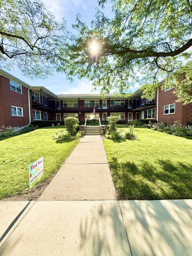 Building Photo - 720 N Western Ave
