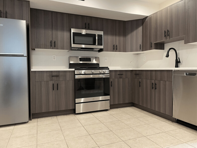 Kitchen - 554 Bloomfield Ave