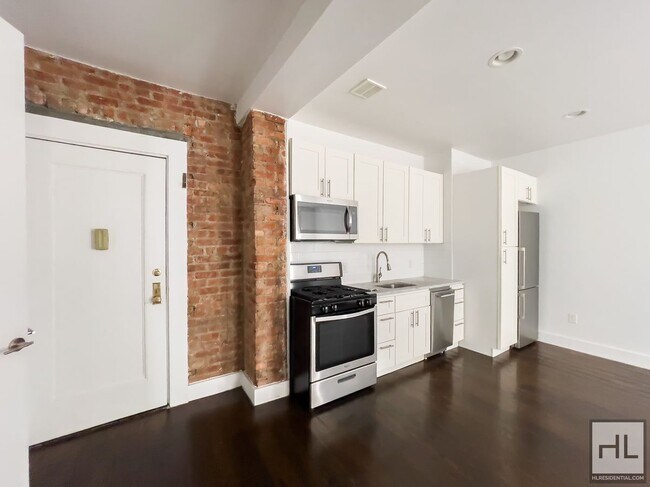 Building Photo - Renovated Spacious 1-Bed 1-Bath / West Cro...