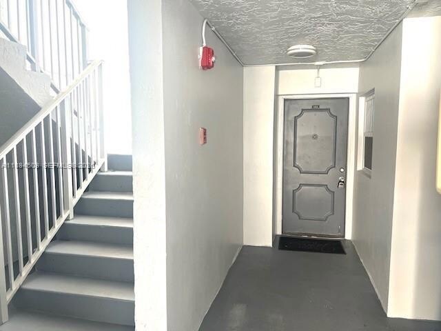 Building Photo - 9450 Live Oak Pl