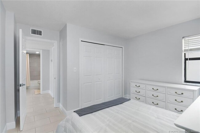 Building Photo - 10044 S Ocean Dr