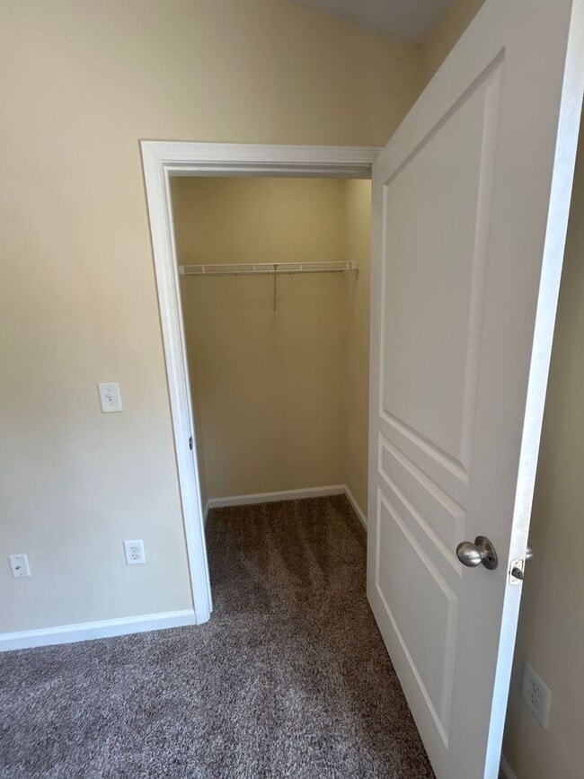 Building Photo - One Bedroom Available in this Three Bedroom Townhouse, Male Applicant!