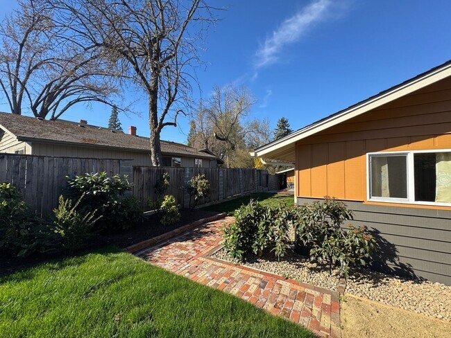 Building Photo - 3 Bed 2 Bath Home