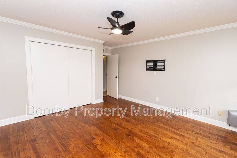 Building Photo - 568 River St