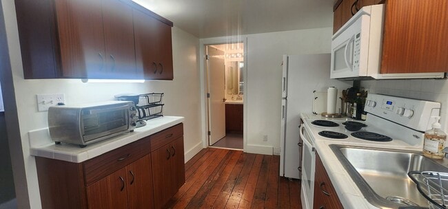 Building Photo - 422 1st St