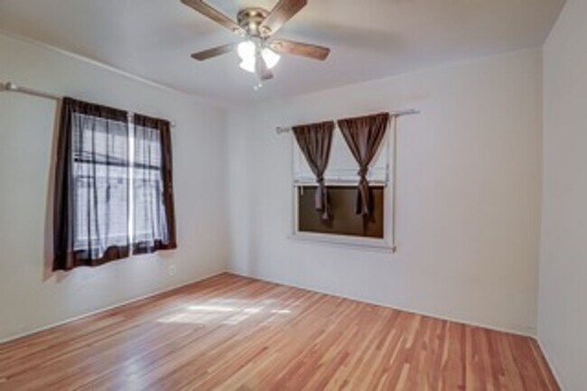 Building Photo - 627 Arvin St