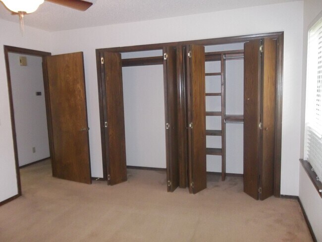 Building Photo - 421-423 Britton Ct.