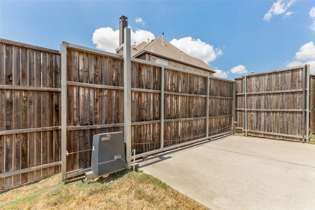 Building Photo - 1304 Damsel Caitlyn Dr