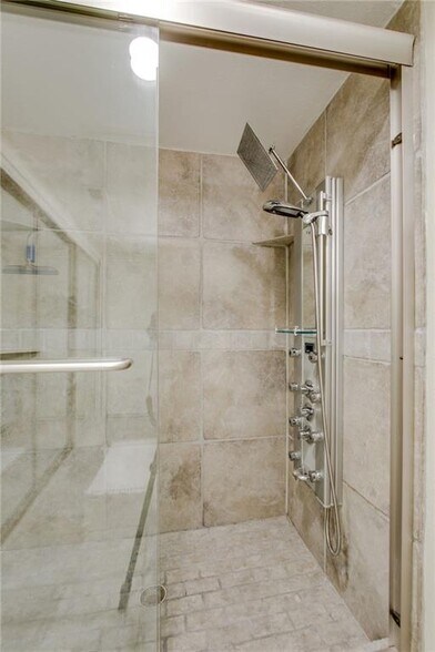 Jet shower panel - 631 Cimarron Trl