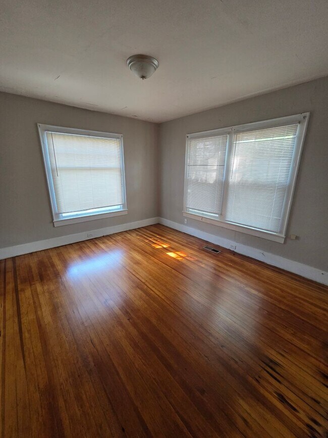 Building Photo - 3 Bedroom Home In Heart of East Ridge