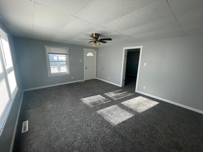 Building Photo - Updated 2 Bedroom House W/ Fenced Yard and...