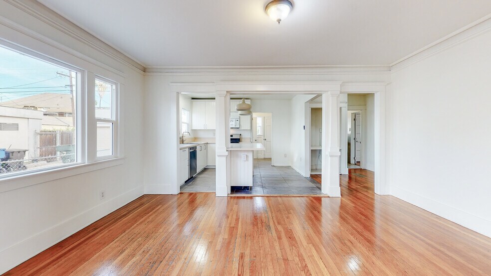 Building Photo - 1436 S Norton Ave