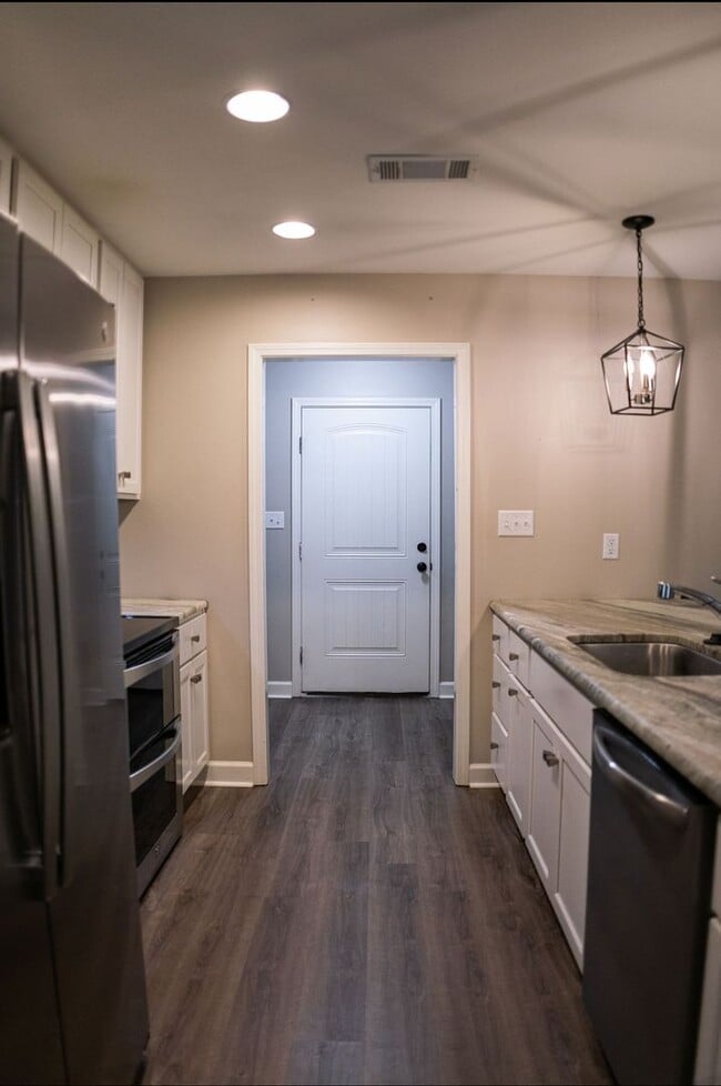 Building Photo - Beautiful home ready!