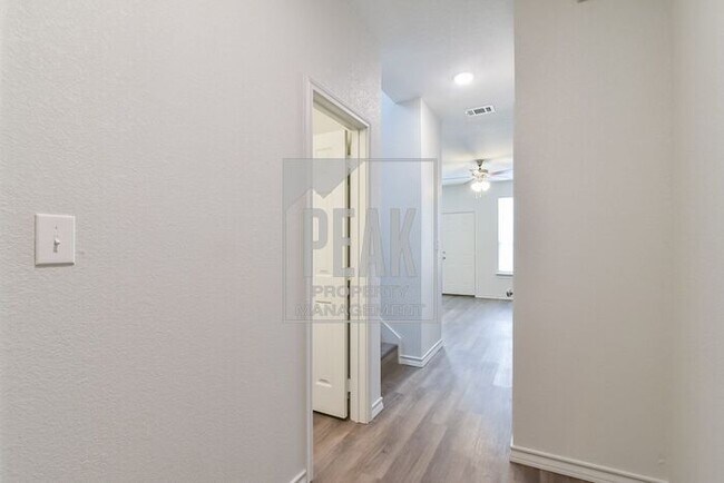 Building Photo - $1395! Stunning Fort Worth Duplex Available for Rent! Stainless Steel Fridge included!