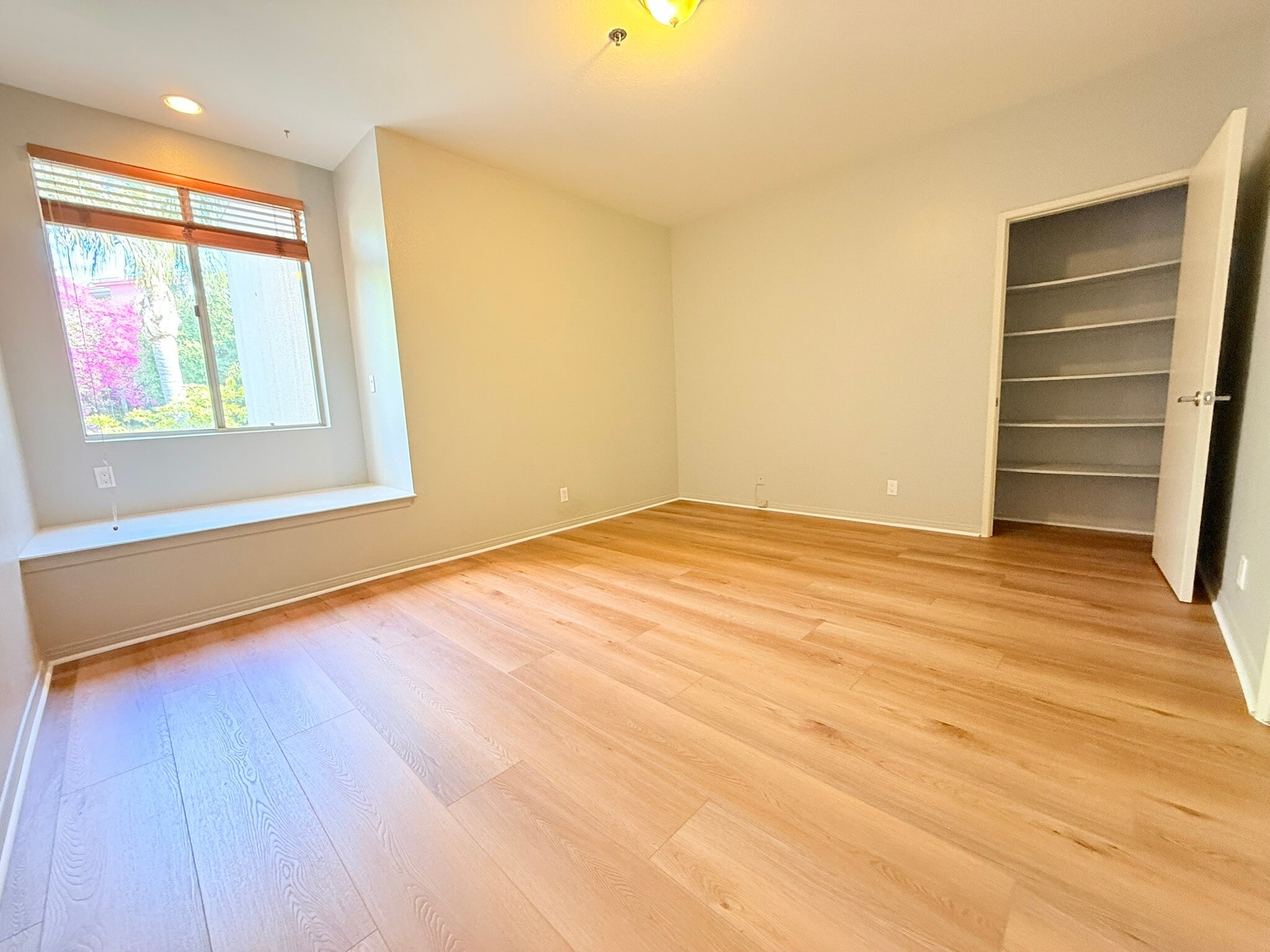 Building Photo - 2222 N Beachwood Dr