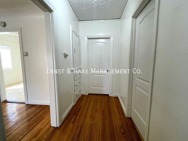 Building Photo - 1411 E Poppy St