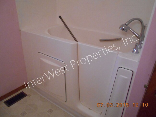 Building Photo - 3 Bedroom Ranch Style on Cul De Saq with Fenced Yard, Wood Stove & Garage!