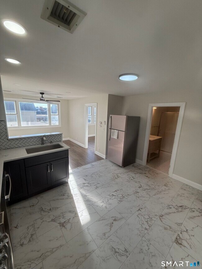 Building Photo - 8-10 S Broad St