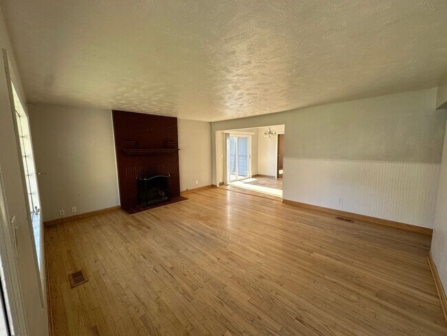 Building Photo - 417 NE 43rd St
