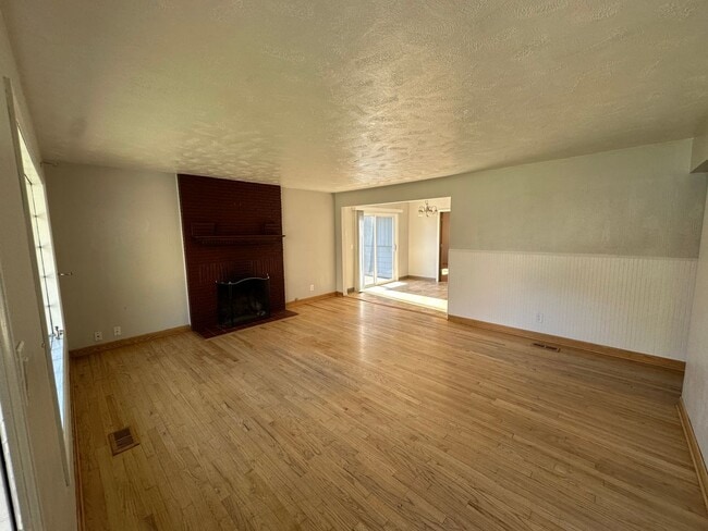 Building Photo - Spacious 4 Bedroom Home with Fireplace & F...