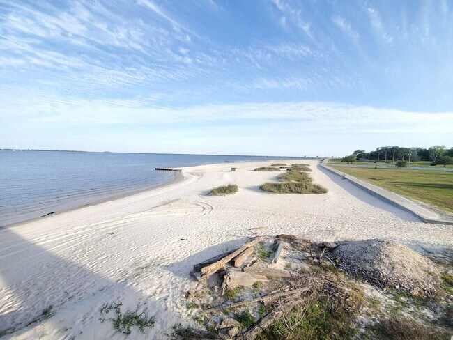 Building Photo - 309 Julia St