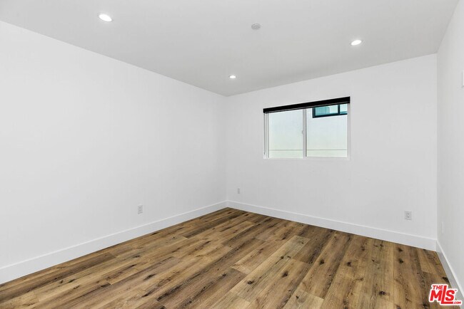 Building Photo - 571 Mariposa Ave