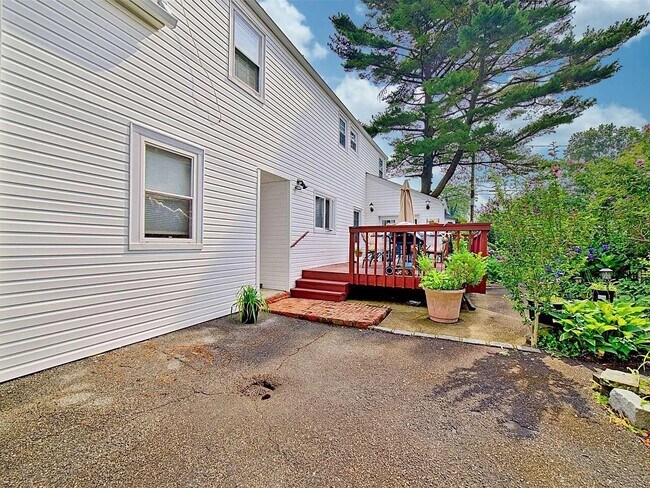 Building Photo - 160 Cedar St