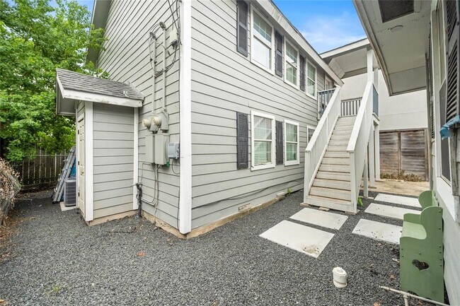 Building Photo - 813 Alexander St