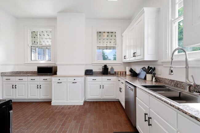 Building Photo - 4327 Canal St