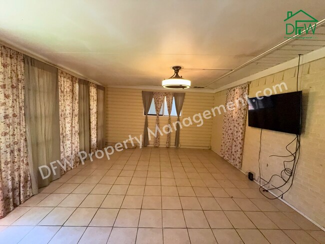 Building Photo - Charming 3-Bedroom Home with Sunroom & Spacious Backyard in Irving!