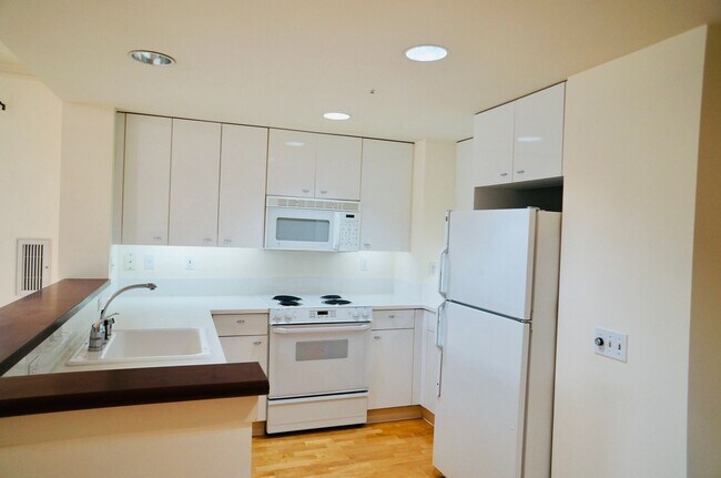 Building Photo - Excellent South Beach Location-1 Bed/1 Bath in Amenity Building with W/D & Garage Parking!