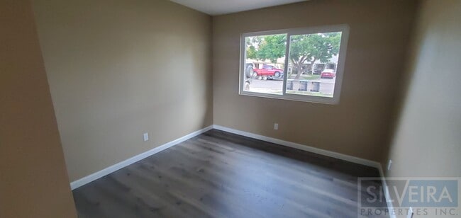 Building Photo - Three Bedroom Home In Santa Maria! Month to Month Tenancy