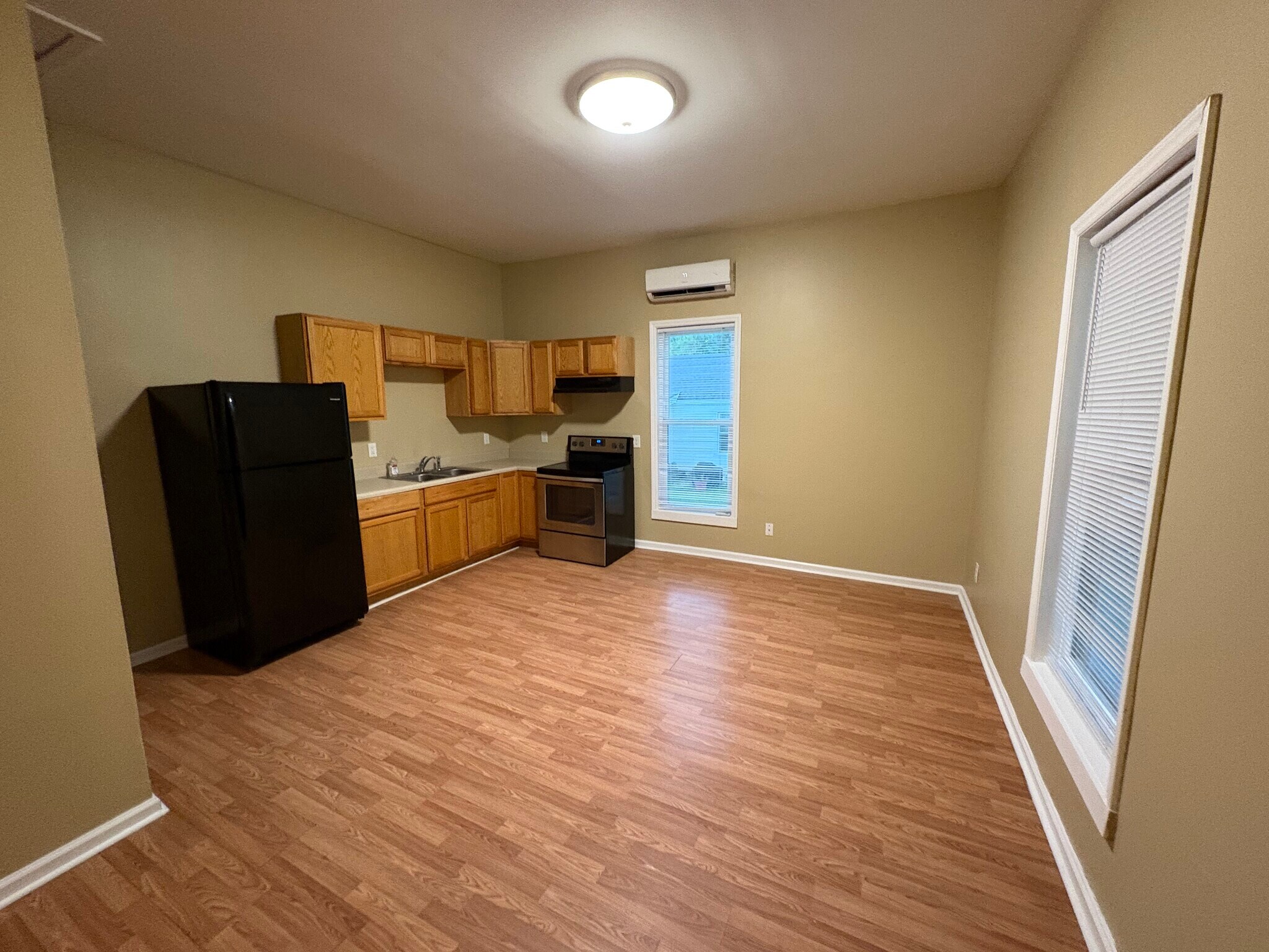 Full kitchen - 304 Bullock St