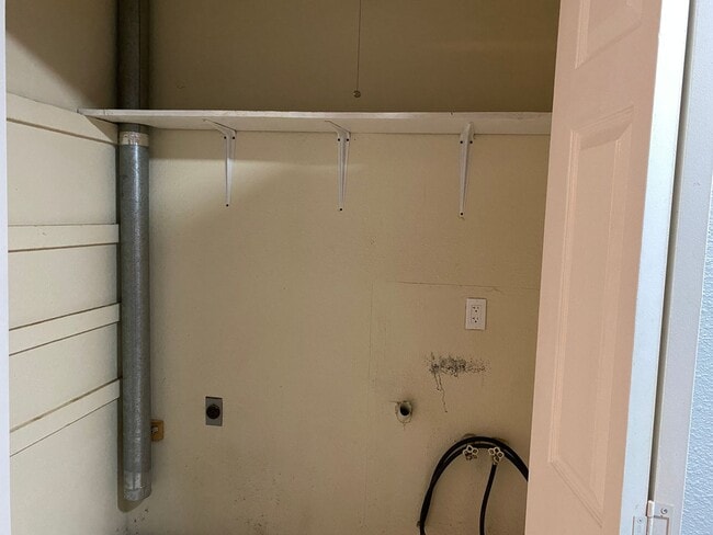Building Photo - 3 bed, 1 bath, carport