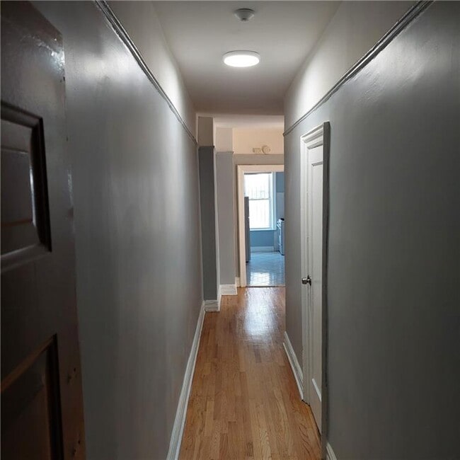 Building Photo - 699 Hinsdale St