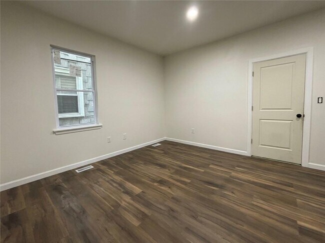 Building Photo - 693 3rd St