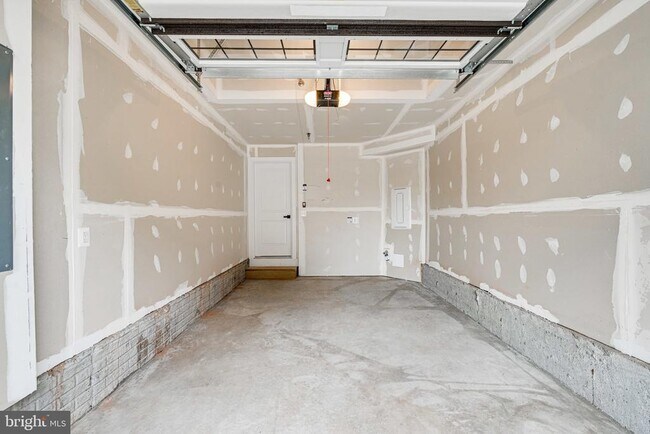Building Photo - 14055 Sunrise Valley Dr