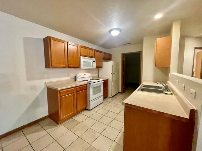 Building Photo - 2 Bedroom 1 bathroom Apartment in Wickliffe