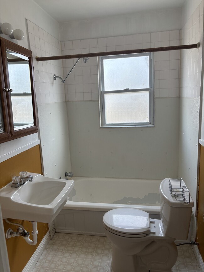 Building Photo - 394 Warren Ave