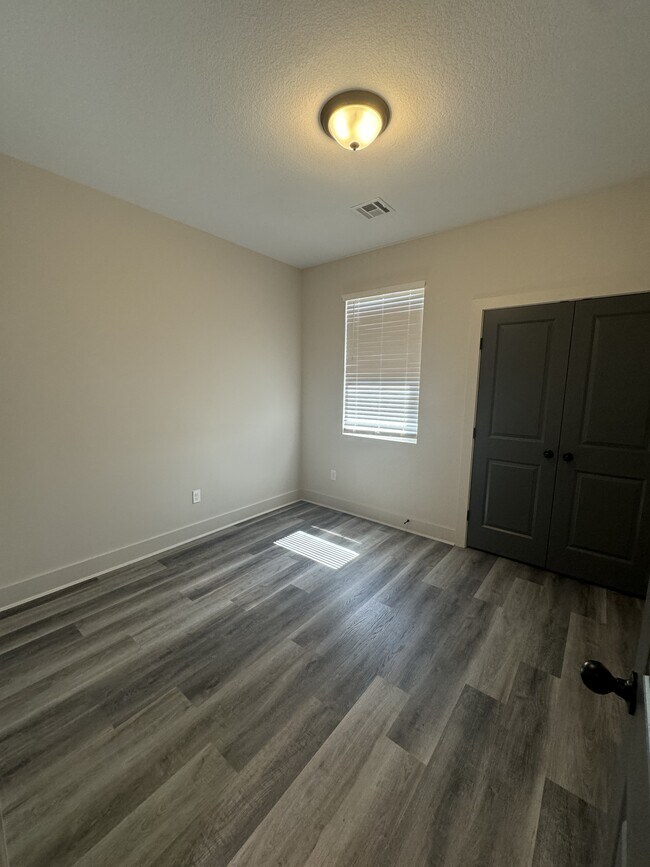 Building Photo - 800 Trails End Ct