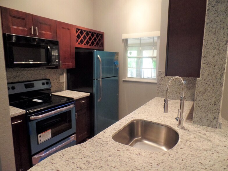 Building Photo - 2850 N Oakland Forest Dr