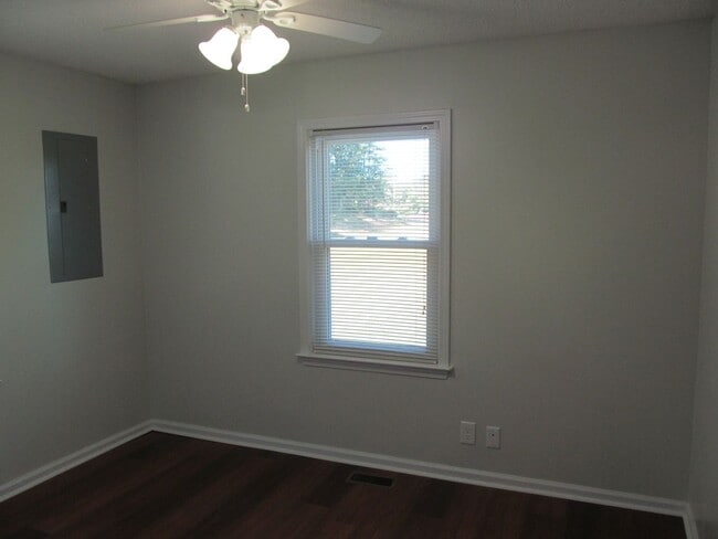 Building Photo - Pinnacle area