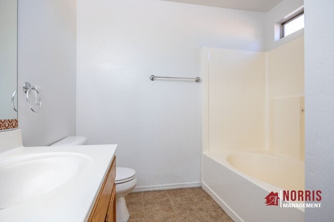 Building Photo - Great Home Located minutes from Freeway