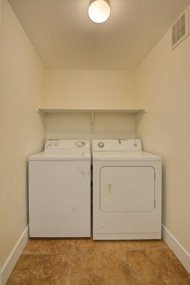 Building Photo - Beautiful 2BR / 2BA Renovated / Modern Condo In A Gated Complex.