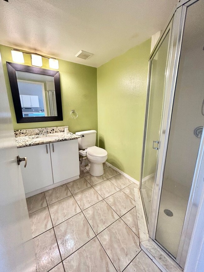 Building Photo - Waterfront Pool Home in Waterford Lakes