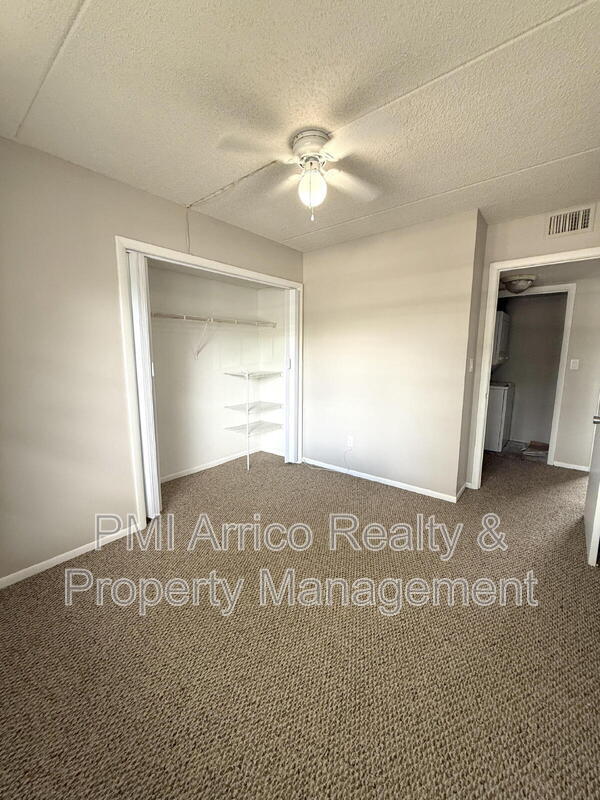 Building Photo - 2812 Somerset Park Dr