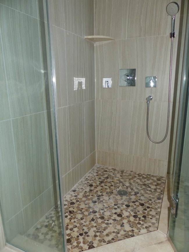 Building Photo - Stunning, Super Sunny Pre-War CORNER 1 BD,...